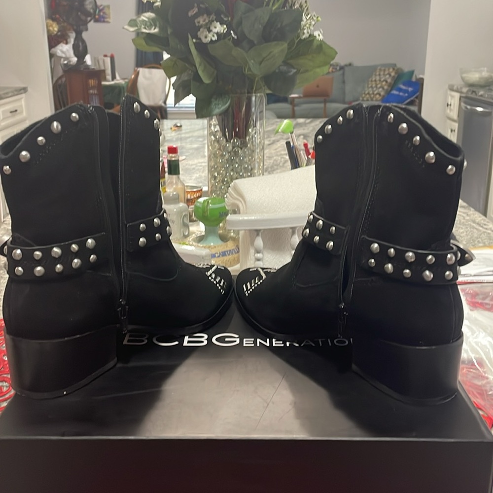 Euc Bcbgeneration Black Crosta Booties - image 4